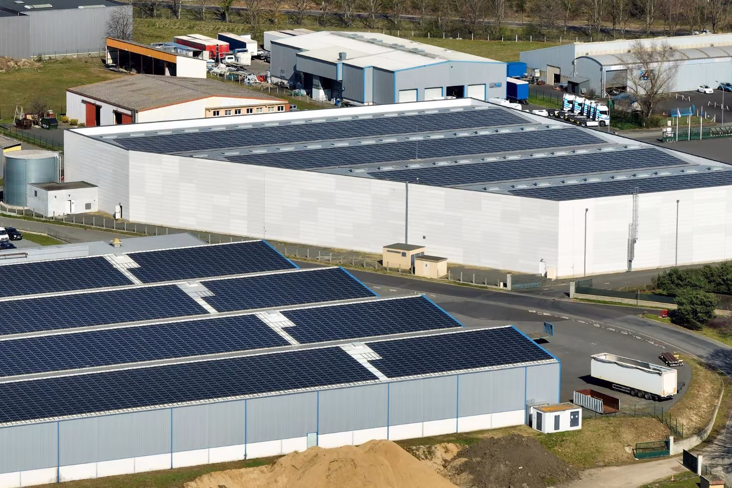 Photovoltaik-Anlage mit Solarpaneelen auf modernen Industriedächern, realisiert von DUKA Solutions GmbH in Beckum für nachhaltige Energieerzeugung