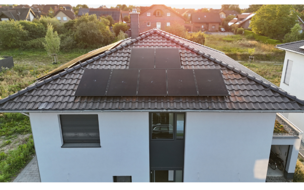 Dach von der Seite, von hinten scheint die Sonne auf das Dach. Darauf sind PV-Module zu sehen